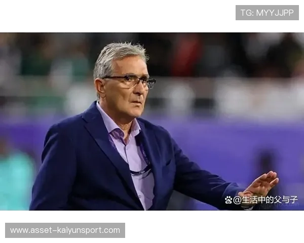 足球主教练怒怼记者：会踢你上！